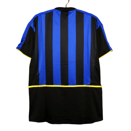 https://cdn.shopify.com/s/files/1/0826/7228/8075/files/20022003-inter-milan-pirelli-home-retro-kit-273226.webp?v=1741197439