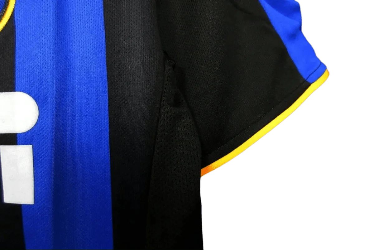 https://cdn.shopify.com/s/files/1/0826/7228/8075/files/20022003-inter-milan-pirelli-home-retro-kit-584259.webp?v=1741197438