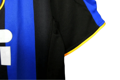 https://cdn.shopify.com/s/files/1/0826/7228/8075/files/20022003-inter-milan-pirelli-home-retro-kit-584259.webp?v=1741197438