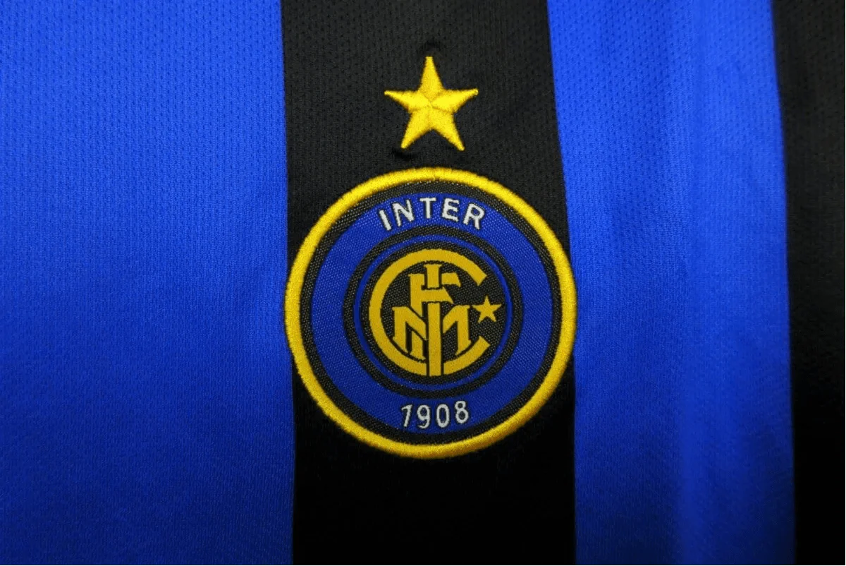 https://cdn.shopify.com/s/files/1/0826/7228/8075/files/20022003-inter-milan-pirelli-home-retro-kit-683424.webp?v=1741197440