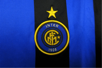 https://cdn.shopify.com/s/files/1/0826/7228/8075/files/20022003-inter-milan-pirelli-home-retro-kit-683424.webp?v=1741197440