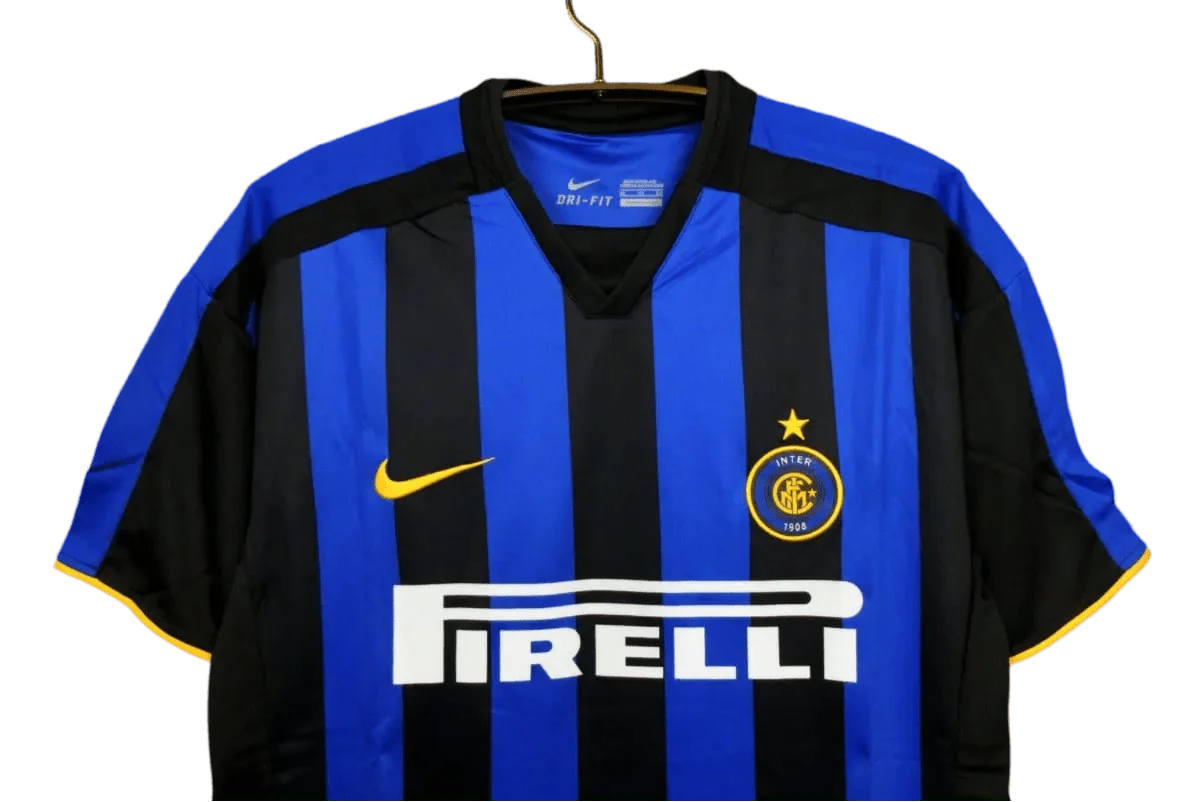 https://cdn.shopify.com/s/files/1/0826/7228/8075/files/20022003-inter-milan-pirelli-home-retro-kit-696679.webp?v=1741197440