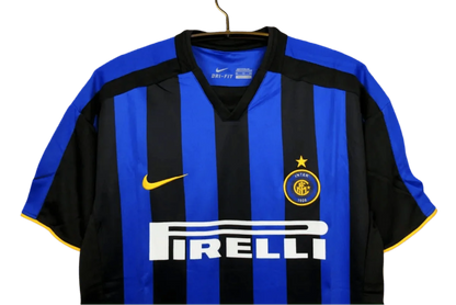 https://cdn.shopify.com/s/files/1/0826/7228/8075/files/20022003-inter-milan-pirelli-home-retro-kit-696679.webp?v=1741197440