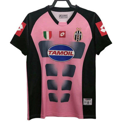 https://cdn.shopify.com/s/files/1/0826/7228/8075/files/20022003-juventus-tamoil-buffon-goalkeeper-pink-retro-kit-classickits433-134469.webp?v=1741198792