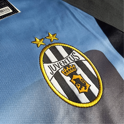 https://cdn.shopify.com/s/files/1/0826/7228/8075/files/20022003-juventus-tamoil-goalkeeper-retro-kit-636243.webp?v=1741197275