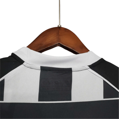 https://cdn.shopify.com/s/files/1/0826/7228/8075/files/20022003-juventus-tamoil-home-retro-kit-111004.webp?v=1741197301