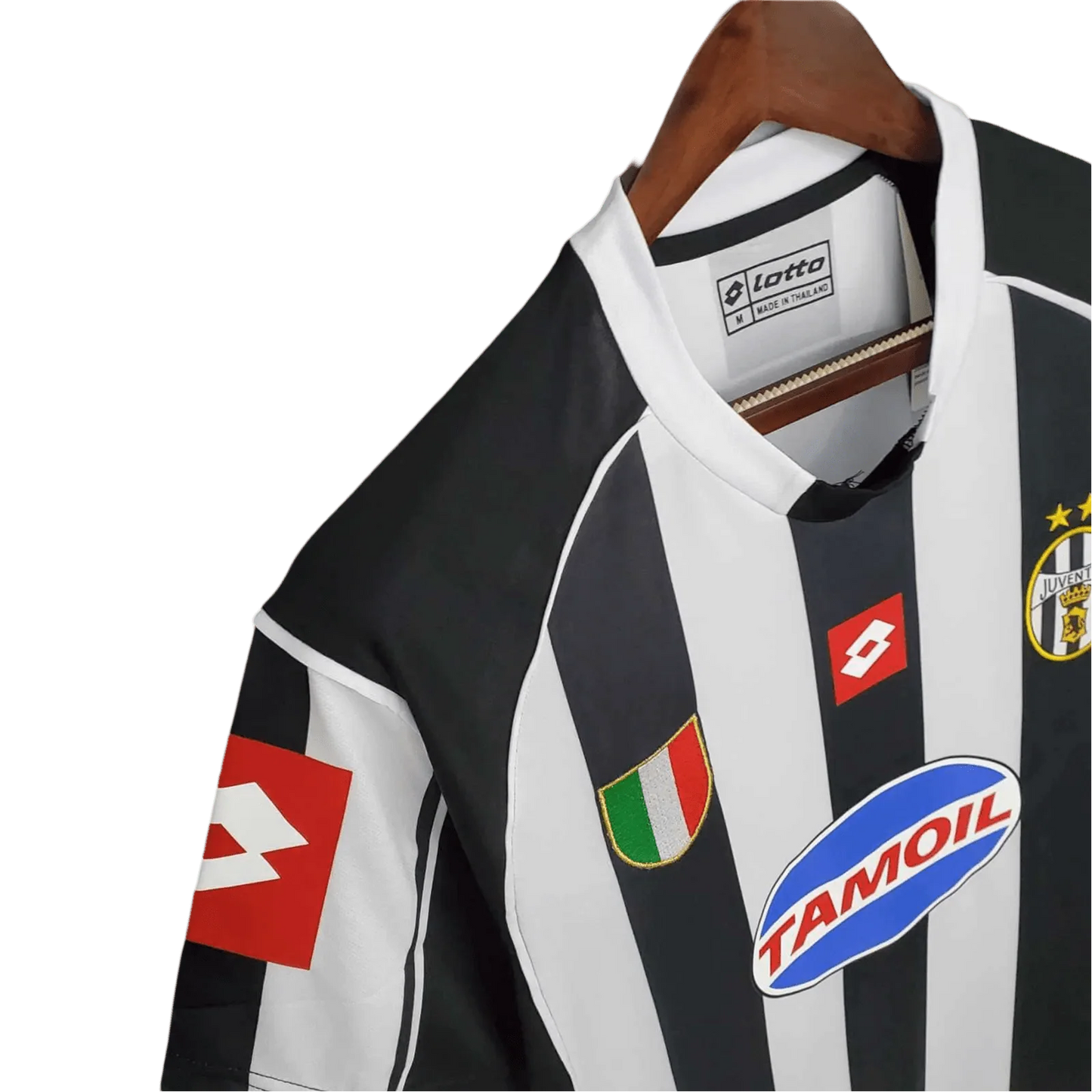 https://cdn.shopify.com/s/files/1/0826/7228/8075/files/20022003-juventus-tamoil-home-retro-kit-178424.webp?v=1741197300