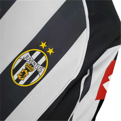 https://cdn.shopify.com/s/files/1/0826/7228/8075/files/20022003-juventus-tamoil-home-retro-kit-182292.webp?v=1741197299