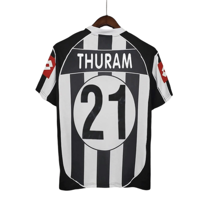https://cdn.shopify.com/s/files/1/0826/7228/8075/files/20022003-juventus-tamoil-home-retro-kit-320572.webp?v=1741197301