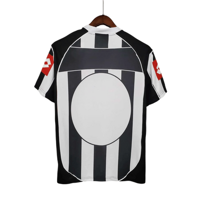 https://cdn.shopify.com/s/files/1/0826/7228/8075/files/20022003-juventus-tamoil-home-retro-kit-481285.webp?v=1741197296