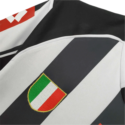 https://cdn.shopify.com/s/files/1/0826/7228/8075/files/20022003-juventus-tamoil-home-retro-kit-564850.webp?v=1741197303
