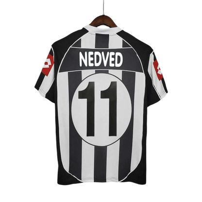 https://cdn.shopify.com/s/files/1/0826/7228/8075/files/20022003-juventus-tamoil-home-retro-kit-594406.webp?v=1741197296