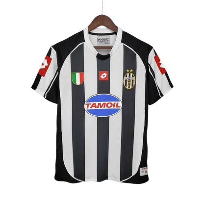 https://cdn.shopify.com/s/files/1/0826/7228/8075/files/20022003-juventus-tamoil-home-retro-kit-626724.webp?v=1741197298