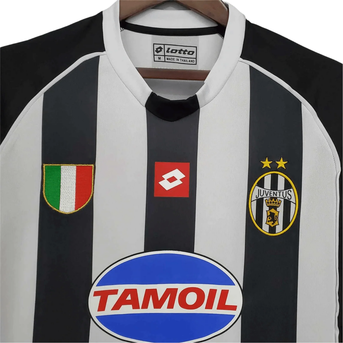 https://cdn.shopify.com/s/files/1/0826/7228/8075/files/20022003-juventus-tamoil-home-retro-kit-758783.webp?v=1741197303