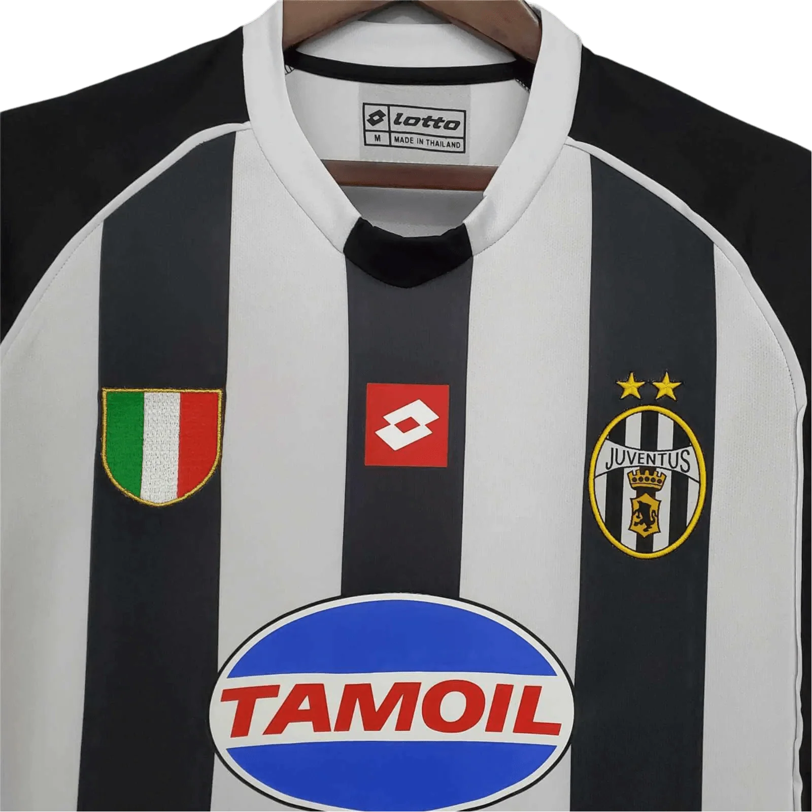 https://cdn.shopify.com/s/files/1/0826/7228/8075/files/20022003-juventus-tamoil-home-retro-kit-758783.webp?v=1741197303