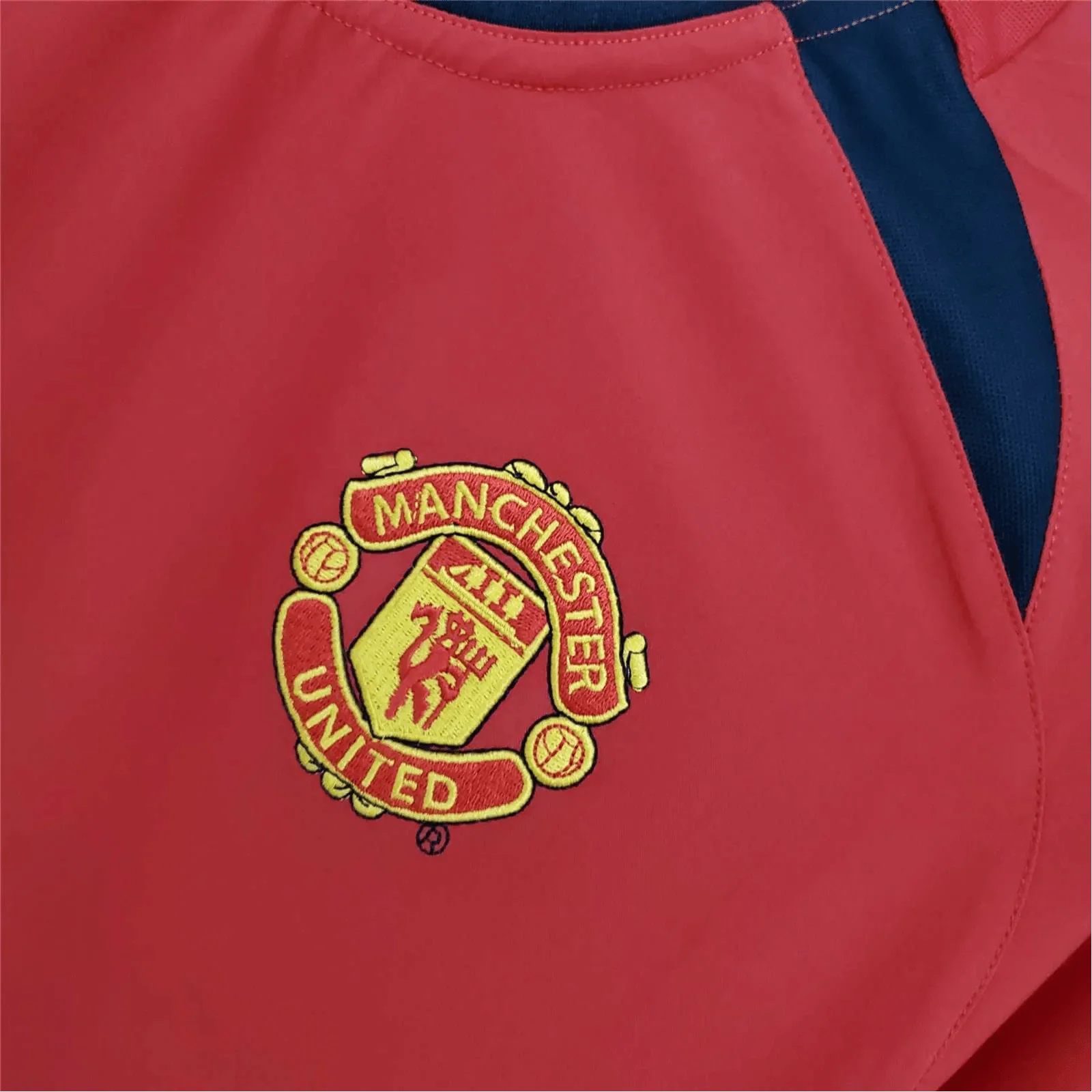 https://cdn.shopify.com/s/files/1/0826/7228/8075/files/20022003-manchester-united-vodafone-home-retro-kit-classickits433-138630.webp?v=1741197749