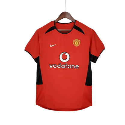 https://cdn.shopify.com/s/files/1/0826/7228/8075/files/20022003-manchester-united-vodafone-home-retro-kit-classickits433-325974.webp?v=1741197752