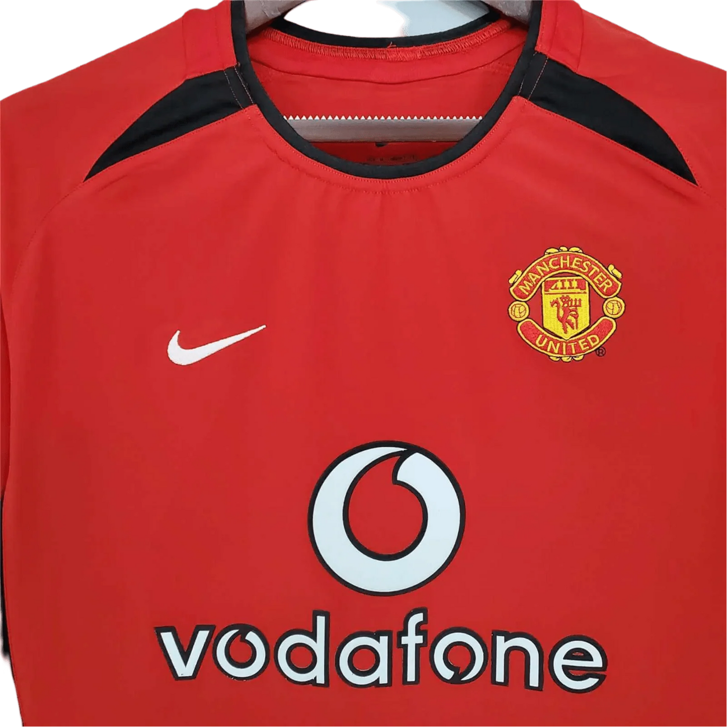 https://cdn.shopify.com/s/files/1/0826/7228/8075/files/20022003-manchester-united-vodafone-home-retro-kit-classickits433-446377.webp?v=1741197749