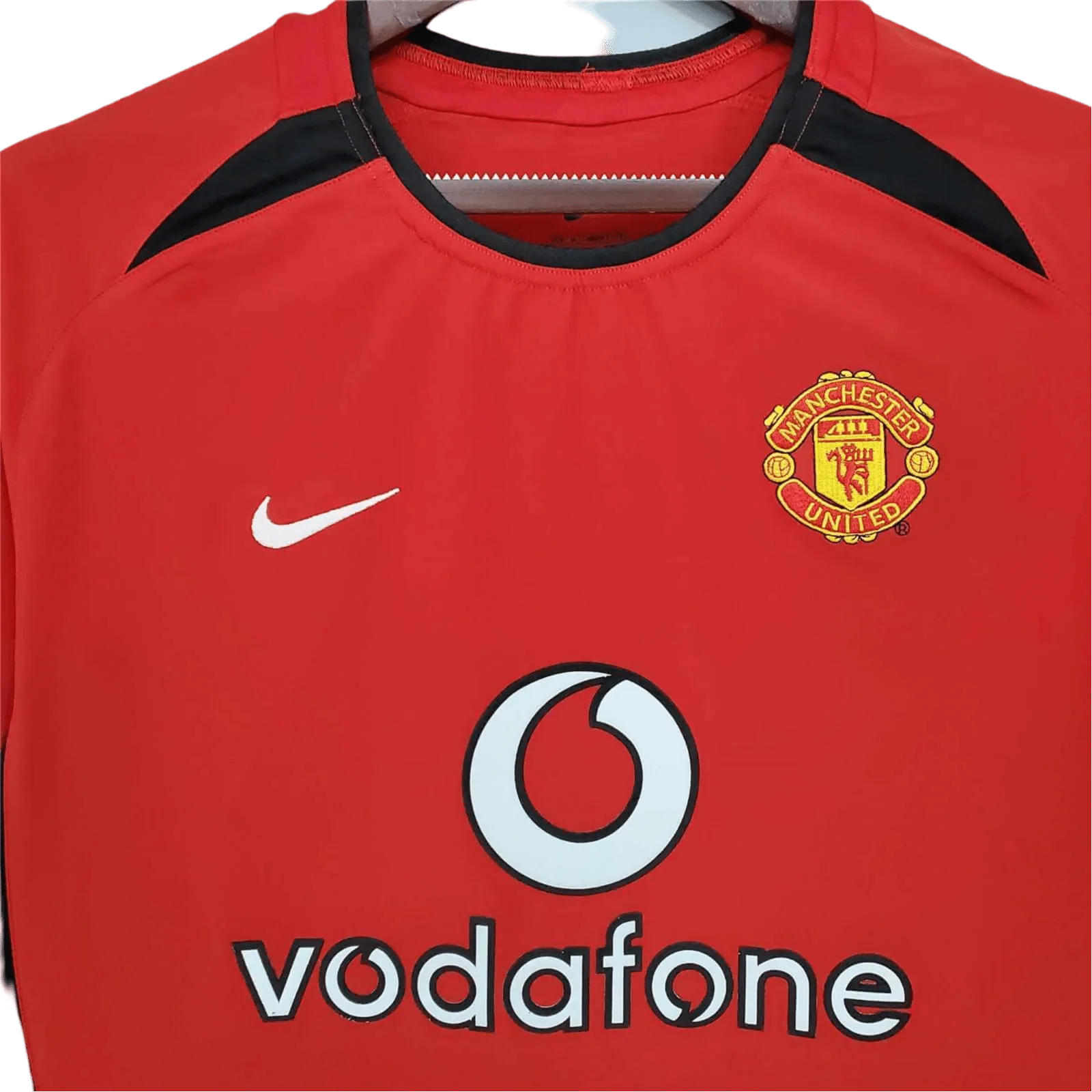 https://cdn.shopify.com/s/files/1/0826/7228/8075/files/20022003-manchester-united-vodafone-home-retro-kit-classickits433-446377.webp?v=1741197749