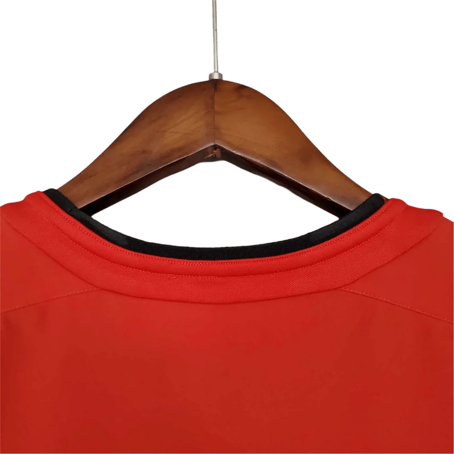 https://cdn.shopify.com/s/files/1/0826/7228/8075/files/20022003-manchester-united-vodafone-home-retro-kit-classickits433-489673.webp?v=1741197750