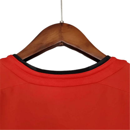 https://cdn.shopify.com/s/files/1/0826/7228/8075/files/20022003-manchester-united-vodafone-home-retro-kit-classickits433-489673.webp?v=1741197750