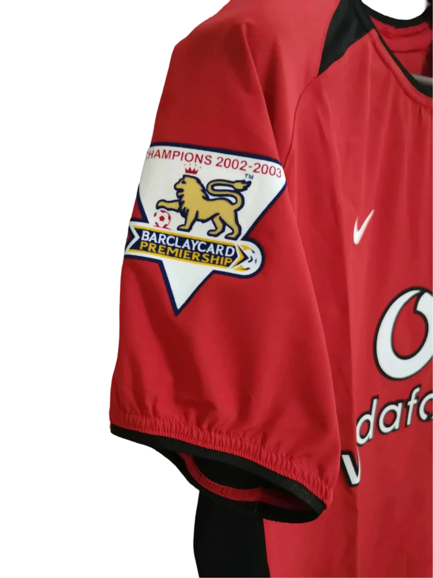 https://cdn.shopify.com/s/files/1/0826/7228/8075/files/20022003-manchester-united-vodafone-home-retro-kit-classickits433-563174.webp?v=1741197751