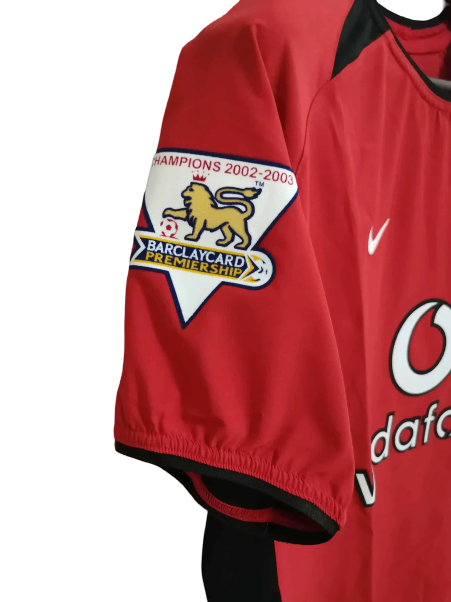 https://cdn.shopify.com/s/files/1/0826/7228/8075/files/20022003-manchester-united-vodafone-home-retro-kit-classickits433-563174.webp?v=1741197751