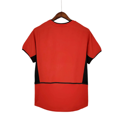 https://cdn.shopify.com/s/files/1/0826/7228/8075/files/20022003-manchester-united-vodafone-home-retro-kit-classickits433-653087.webp?v=1741197750