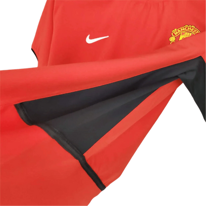 https://cdn.shopify.com/s/files/1/0826/7228/8075/files/20022003-manchester-united-vodafone-home-retro-kit-classickits433-934906.webp?v=1741197750