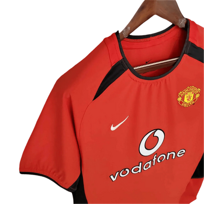 https://cdn.shopify.com/s/files/1/0826/7228/8075/files/20022003-manchester-united-vodafone-home-retro-kit-classickits433-997601.webp?v=1741197749