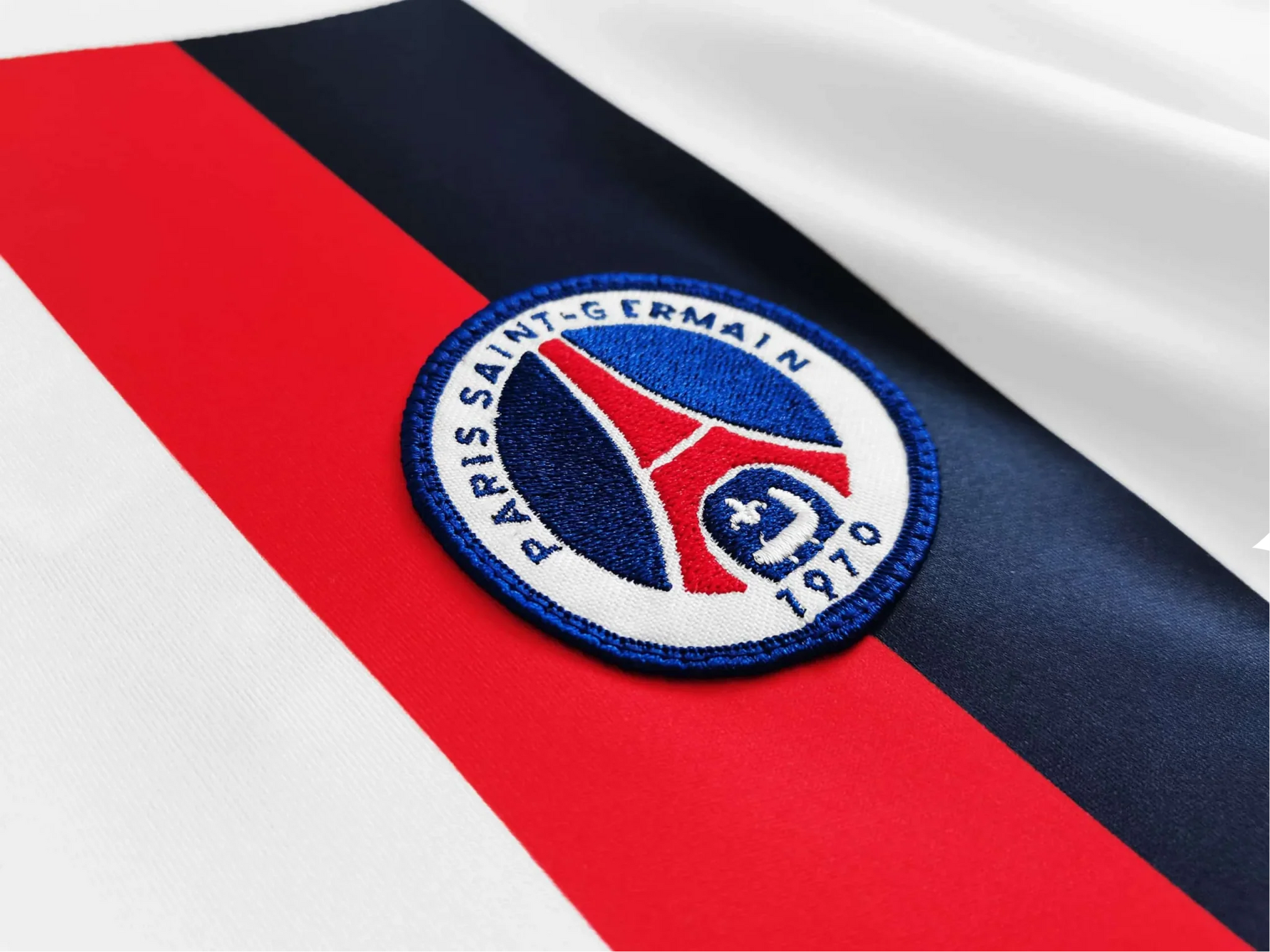 https://cdn.shopify.com/s/files/1/0826/7228/8075/files/20022003-paris-saint-germain-thomson-away-retro-kit-666465.webp?v=1741198002