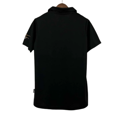 https://cdn.shopify.com/s/files/1/0826/7228/8075/files/20022003-real-madrid-siemens-mobile-black-retro-kit-classickits433-151147.webp?v=1741199016