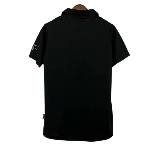 https://cdn.shopify.com/s/files/1/0826/7228/8075/files/20022003-real-madrid-siemens-mobile-black-retro-kit-classickits433-151147.webp?v=1741199016