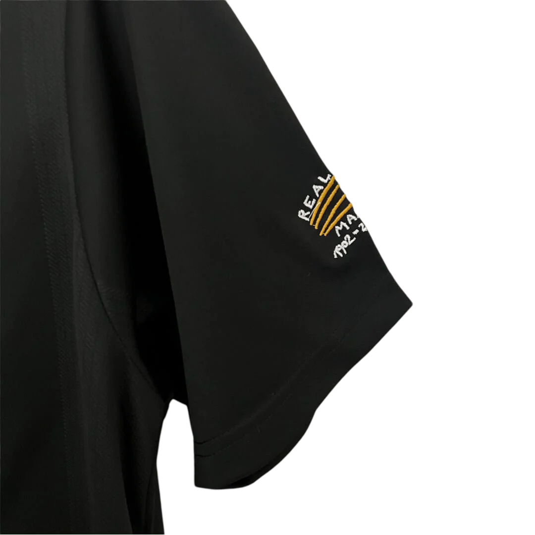 https://cdn.shopify.com/s/files/1/0826/7228/8075/files/20022003-real-madrid-siemens-mobile-black-retro-kit-classickits433-352445.webp?v=1741199015