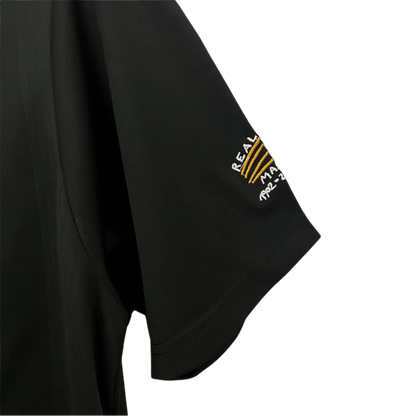 https://cdn.shopify.com/s/files/1/0826/7228/8075/files/20022003-real-madrid-siemens-mobile-black-retro-kit-classickits433-352445.webp?v=1741199015
