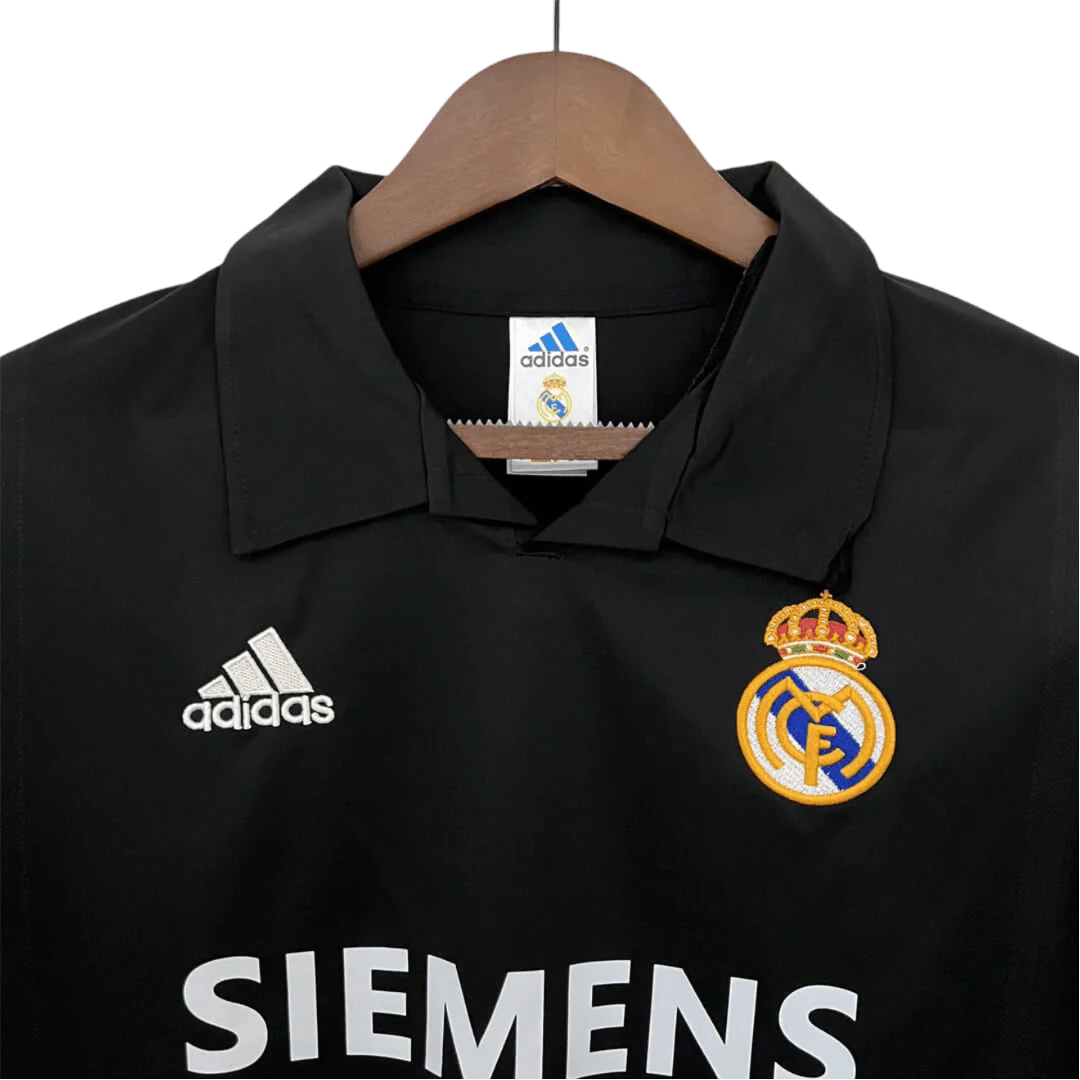https://cdn.shopify.com/s/files/1/0826/7228/8075/files/20022003-real-madrid-siemens-mobile-black-retro-kit-classickits433-509378.webp?v=1741199016