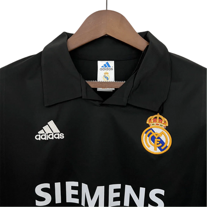 https://cdn.shopify.com/s/files/1/0826/7228/8075/files/20022003-real-madrid-siemens-mobile-black-retro-kit-classickits433-509378.webp?v=1741199016