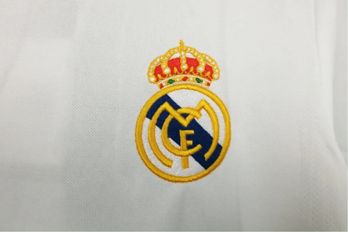 https://cdn.shopify.com/s/files/1/0826/7228/8075/files/20022003-real-madrid-siemens-mobile-home-retro-kit-171862.webp?v=1741197444