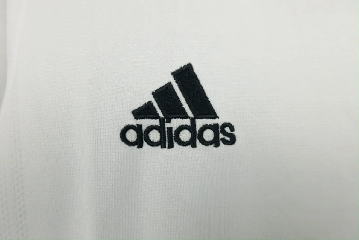 https://cdn.shopify.com/s/files/1/0826/7228/8075/files/20022003-real-madrid-siemens-mobile-home-retro-kit-346543.webp?v=1741197442