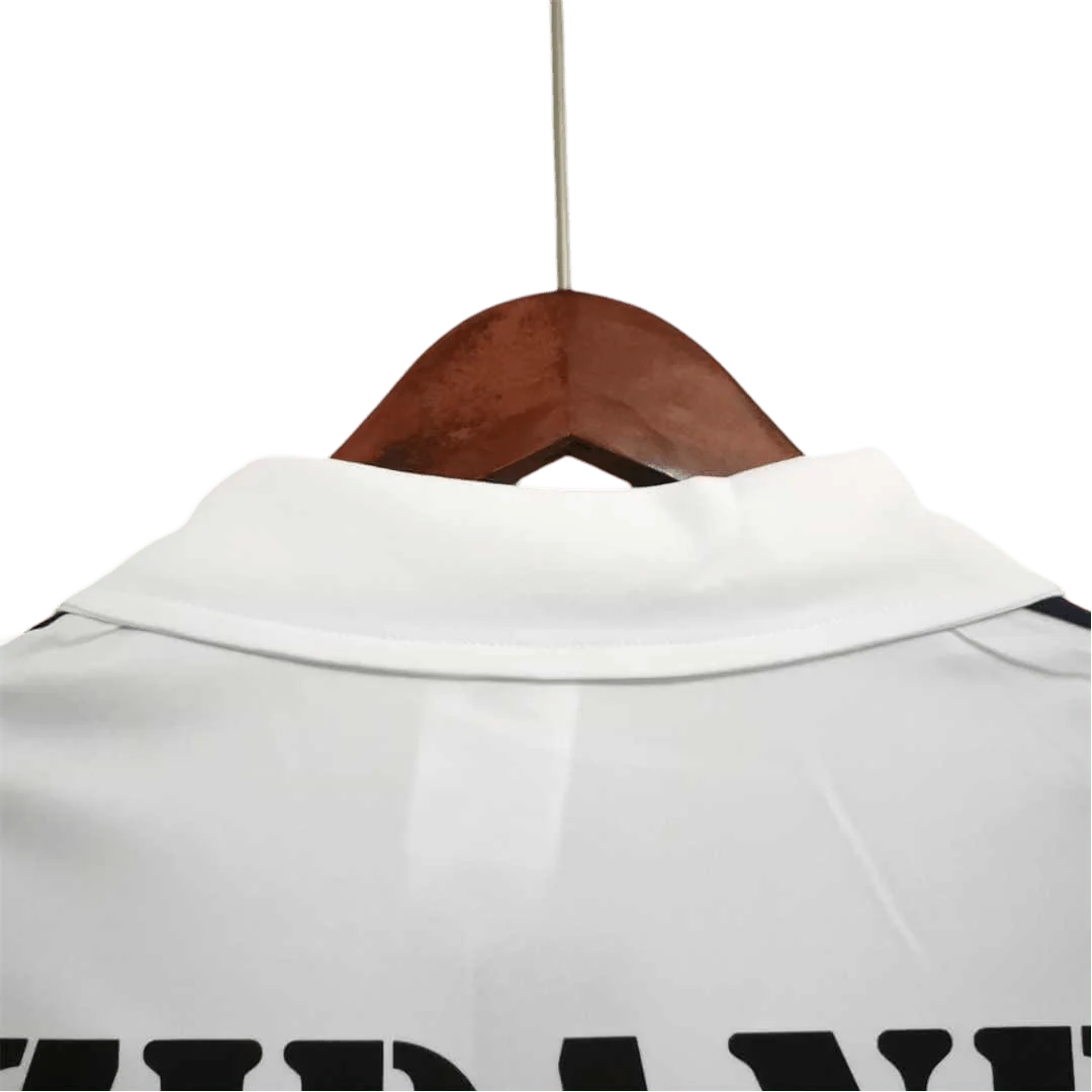 https://cdn.shopify.com/s/files/1/0826/7228/8075/files/20022003-real-madrid-zidane-siemens-mobile-white-retro-kit-classickits433-870439.webp?v=1741199036