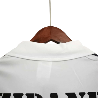 https://cdn.shopify.com/s/files/1/0826/7228/8075/files/20022003-real-madrid-zidane-siemens-mobile-white-retro-kit-classickits433-870439.webp?v=1741199036