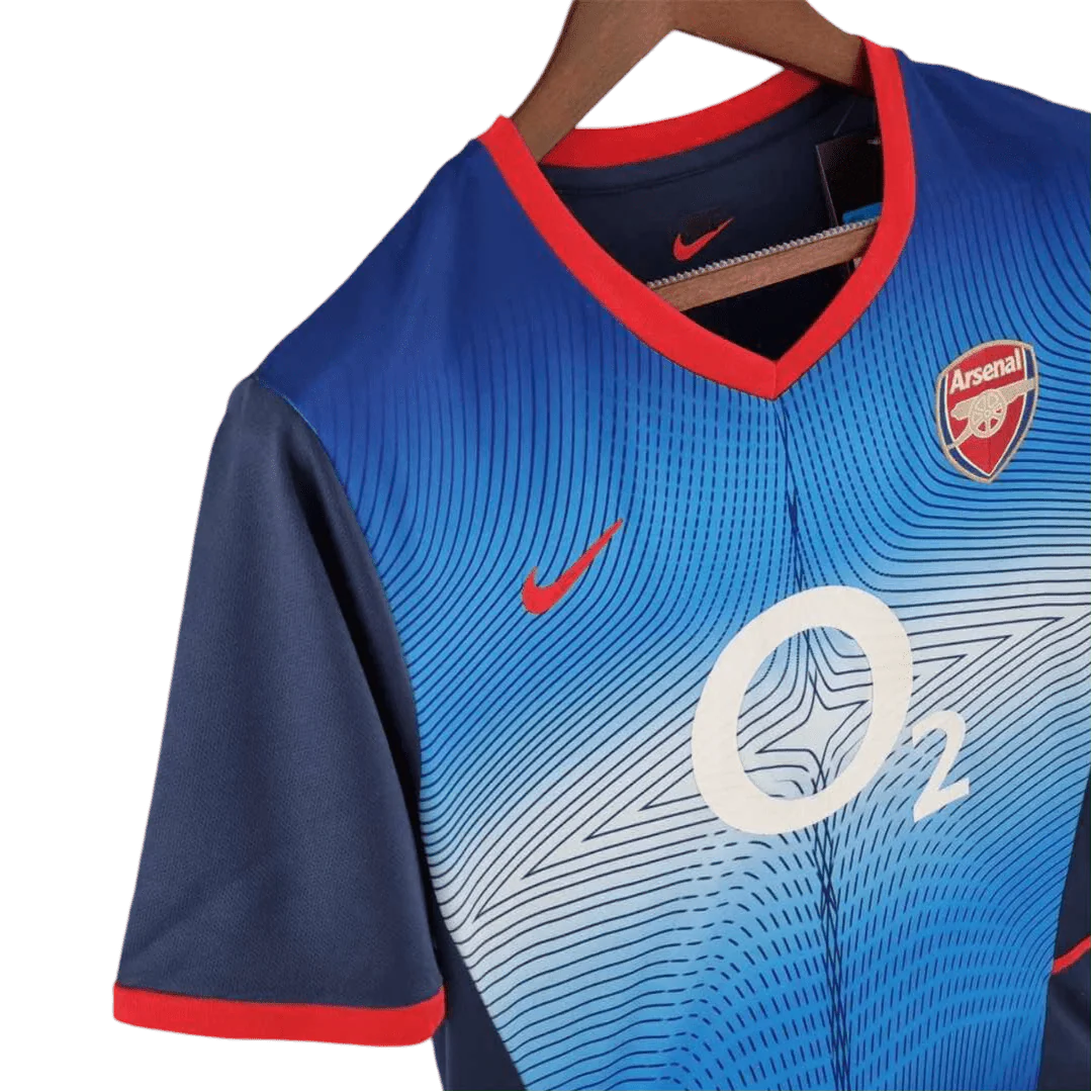 https://cdn.shopify.com/s/files/1/0826/7228/8075/files/20022004-arsenal-sponsor-o2-blue-away-retro-kit-classickits433-641706.webp?v=1741199338