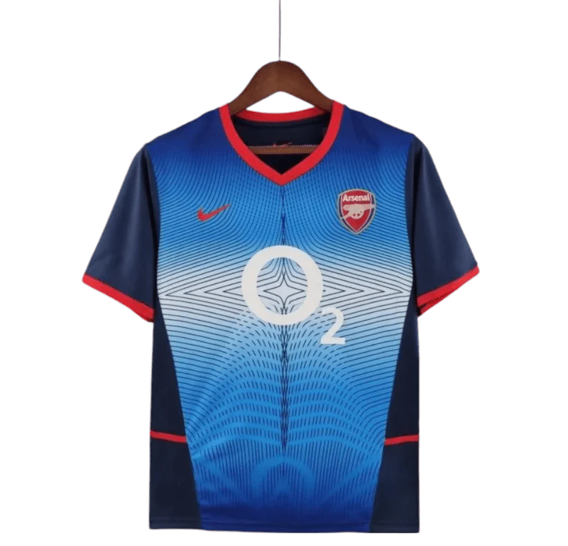 https://cdn.shopify.com/s/files/1/0826/7228/8075/files/20022004-arsenal-sponsor-o2-blue-away-retro-kit-classickits433-868794.webp?v=1741199336
