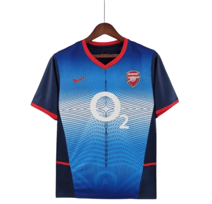 https://cdn.shopify.com/s/files/1/0826/7228/8075/files/20022004-arsenal-sponsor-o2-blue-away-retro-kit-classickits433-868794.webp?v=1741199336
