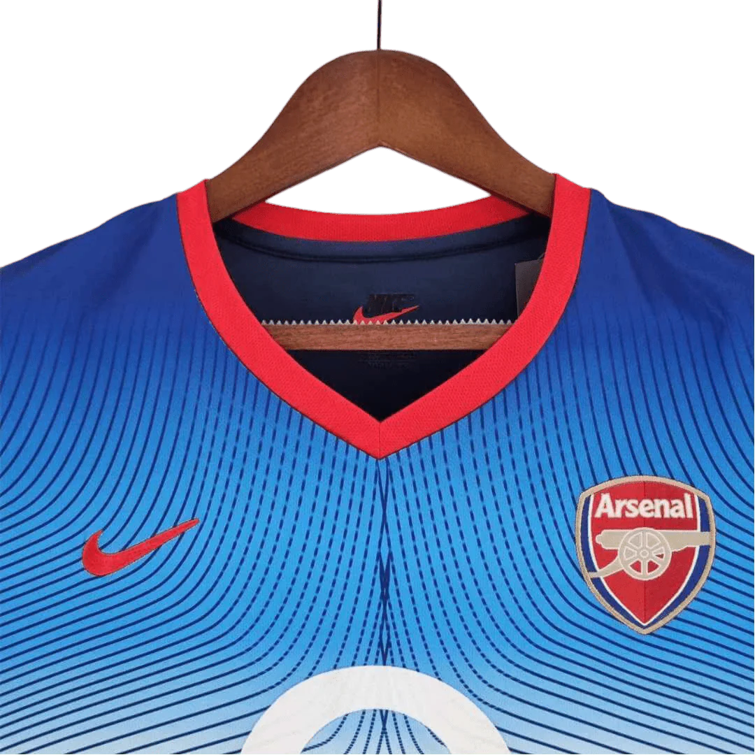 https://cdn.shopify.com/s/files/1/0826/7228/8075/files/20022004-arsenal-sponsor-o2-blue-away-retro-kit-classickits433-935478.webp?v=1741199338