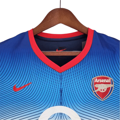 https://cdn.shopify.com/s/files/1/0826/7228/8075/files/20022004-arsenal-sponsor-o2-blue-away-retro-kit-classickits433-935478.webp?v=1741199338