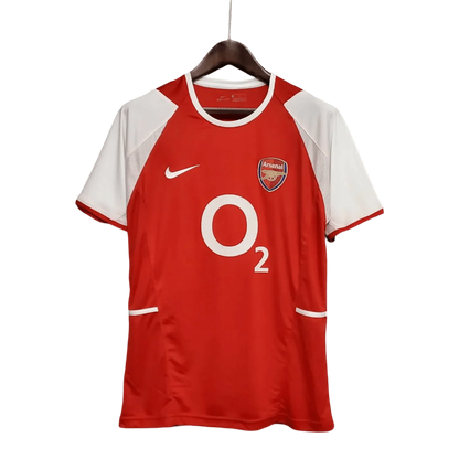 https://cdn.shopify.com/s/files/1/0826/7228/8075/files/20022004-arsenal-sponsor-o2-home-retro-kit-classickits433-185570.webp?v=1741198452