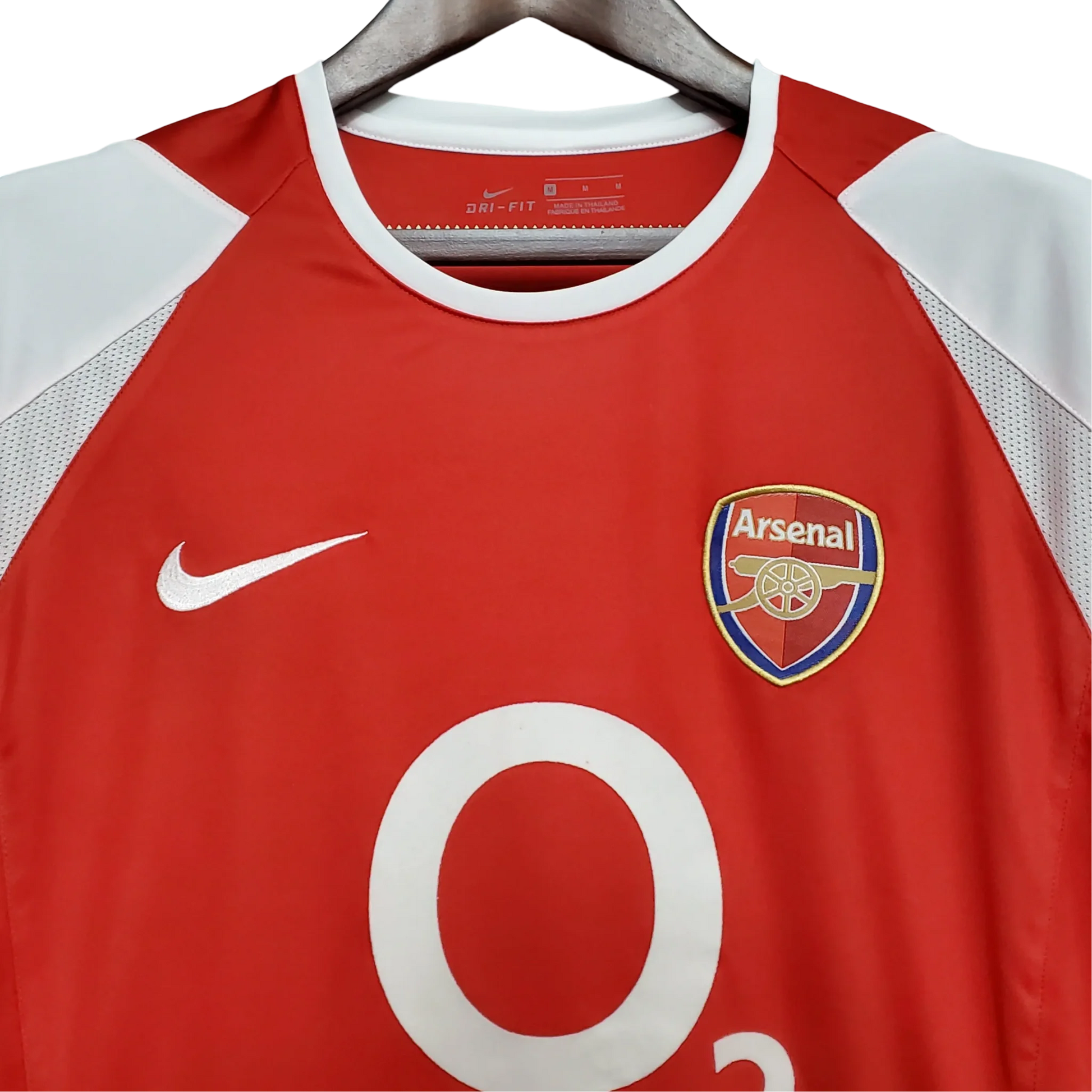 https://cdn.shopify.com/s/files/1/0826/7228/8075/files/20022004-arsenal-sponsor-o2-home-retro-kit-classickits433-635391.webp?v=1741198450
