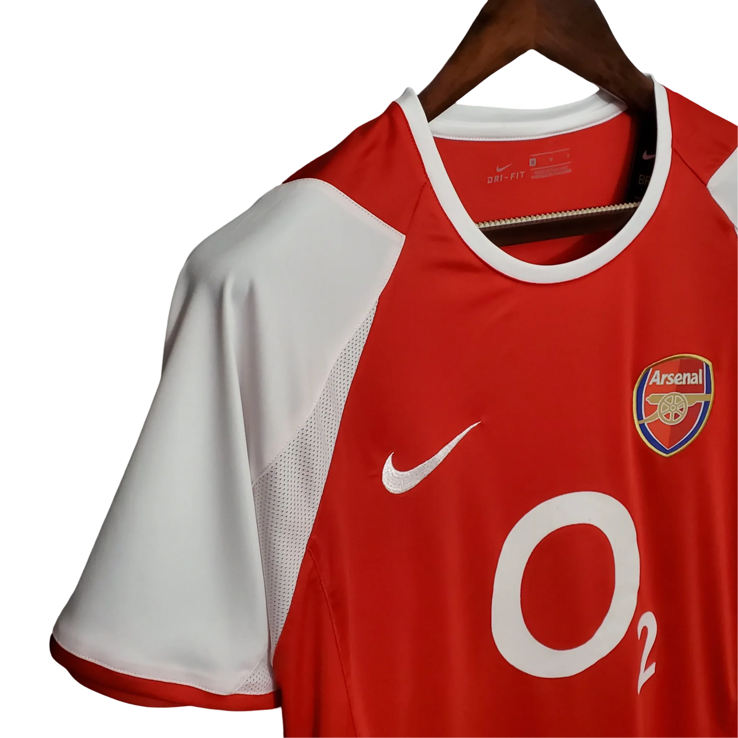 https://cdn.shopify.com/s/files/1/0826/7228/8075/files/20022004-arsenal-sponsor-o2-home-retro-kit-classickits433-862000.webp?v=1741198452