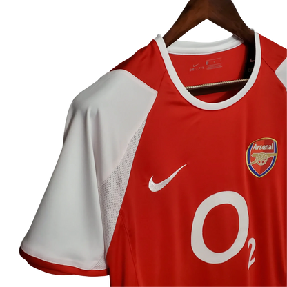 https://cdn.shopify.com/s/files/1/0826/7228/8075/files/20022004-arsenal-sponsor-o2-home-retro-kit-classickits433-862000.webp?v=1741198452